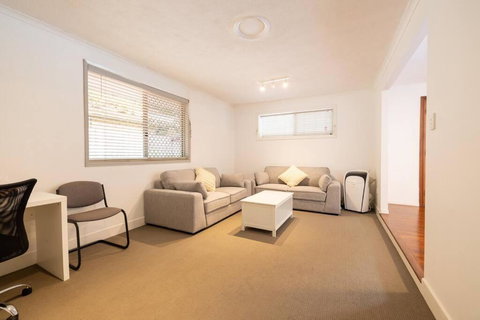 Family-Friendly Retreat With Pool & Spacious Living - Mackay Tourism 3