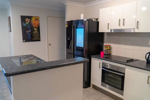Family Home With Free Parking Close To Everything - Mackay Tourism 3