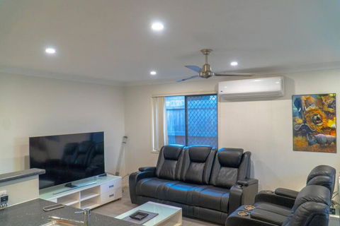 Family Home With Free Parking Close To Everything - Mackay Tourism 4