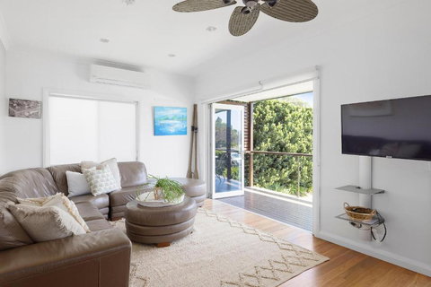 Fingal Bay Beach House - Water Views And Seconds From The Beach - Mackay Tourism 4