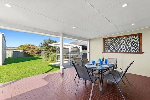 Fish Cottage Ulladulla - Linen Not Supplied - 3 Bedroom House - Sleeps 8 - Pet Friendly - Mackay Tourism 0