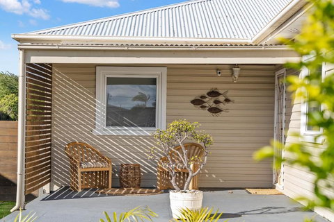Fish Cottage Ulladulla - Linen Not Supplied - 3 Bedroom House - Sleeps 8 - Pet Friendly - Mackay Tourism 3