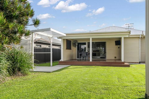 Fish Cottage Ulladulla - Linen Not Supplied - 3 Bedroom House - Sleeps 8 - Pet Friendly - Mackay Tourism 2