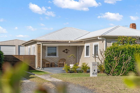 Fish Cottage Ulladulla - Linen Not Supplied - 3 Bedroom House - Sleeps 8 - Pet Friendly - Mackay Tourism 1