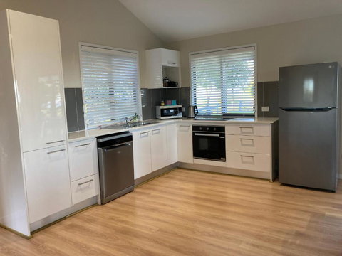 Flame Tree Chalet - Mackay Tourism 4