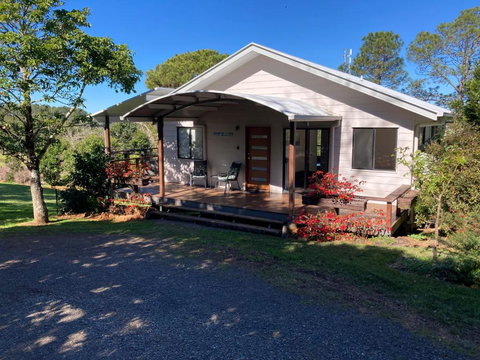 Flame Tree Chalet - Mackay Tourism 0