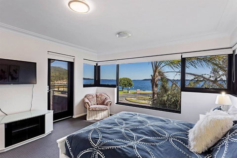 Florentine, 8 11 Columbia Close - Opposite The Beach With Air Con And Water Views - Mackay Tourism 3