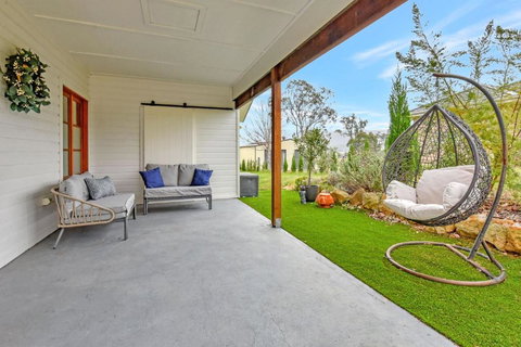 Flower Meadow Cottage With Mountain Views - Mackay Tourism 2