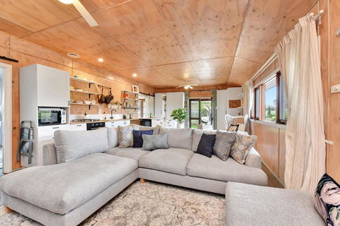 Flower Meadow Cottage With Mountain Views - Mackay Tourism 4