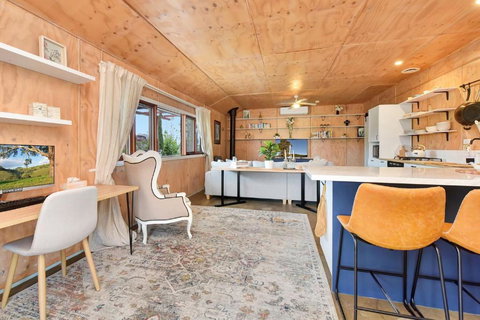 Flower Meadow Cottage With Mountain Views - Mackay Tourism 3