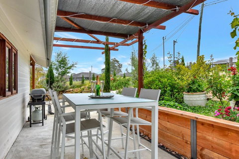 Flower Meadow Cottage With Mountain Views - Mackay Tourism 0