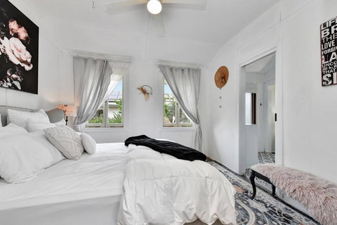 Flower Meadow Cottage With Mountain Views - Mackay Tourism 1