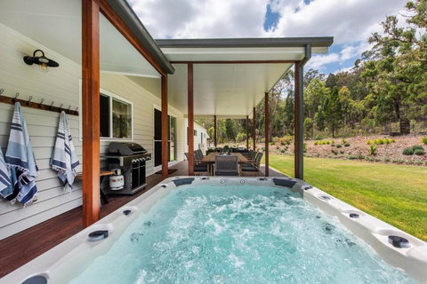 Frog Hill 8 Bedroom Luxe Rural Retreat Near Town - Mackay Tourism 0