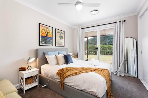 Frog Hill 8 Bedroom Luxe Rural Retreat Near Town - Mackay Tourism 4