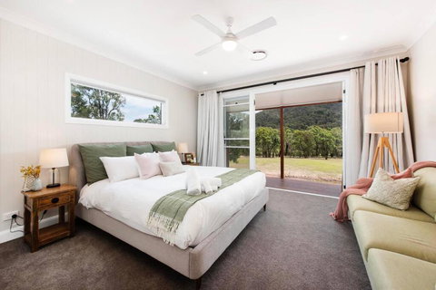 Frog Hill 8 Bedroom Luxe Rural Retreat Near Town - Mackay Tourism 3