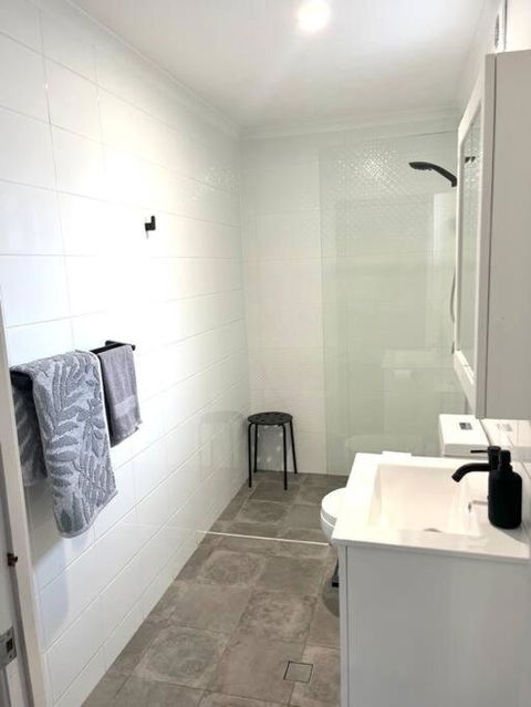 Gabba Central 2 Separate Homes 1 Block 6 Bdrms - Mackay Tourism 3