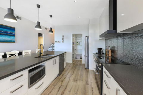 GEORGE8- THE ULTIMATE, FAMILY BEACH HOUSE! - Mackay Tourism 4