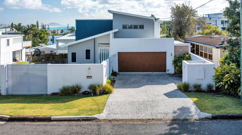 GEORGE8- THE ULTIMATE, FAMILY BEACH HOUSE! - Mackay Tourism 0