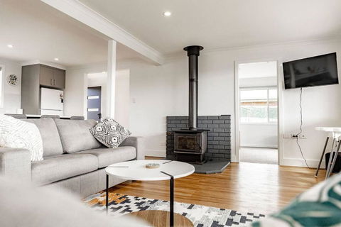 Georges Bay Bungalow - Home - Mackay Tourism 0