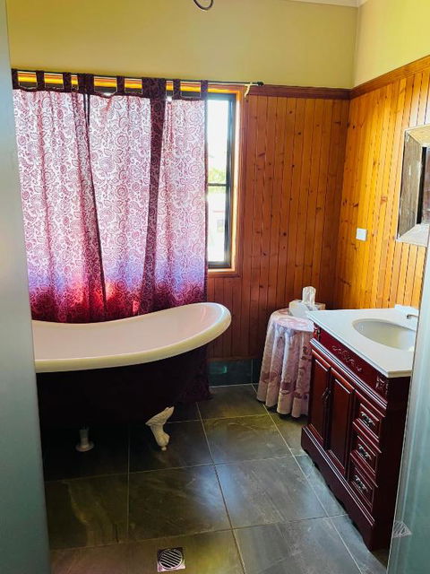 GOLDEN LACE B&B - Mackay Tourism 3