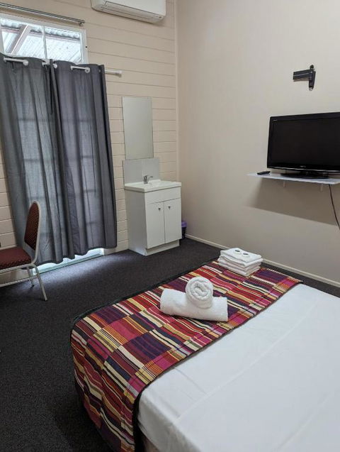 GRAND CENTRAL HOTEL PROSERPINE - Mackay Tourism 3