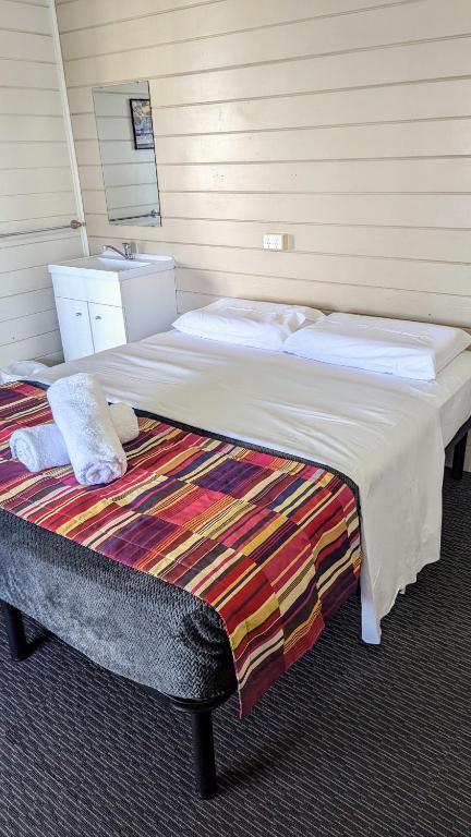 GRAND CENTRAL HOTEL PROSERPINE - Mackay Tourism 0