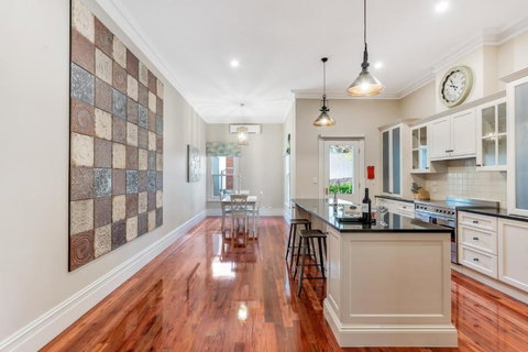 Grandview Accommodation - The Flaxley Apartments - Mackay Tourism 4