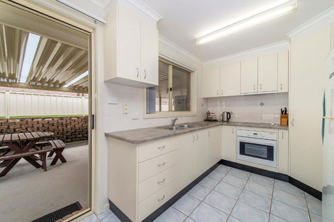H1211 Mission Terrace Lakewood Heights Estate - Mackay Tourism 4