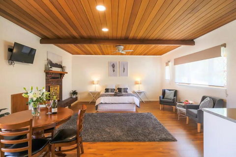 Hahndorf Lodge Pioneer Suite - Main Street Hahndorf On Site Secure Parking - Mackay Tourism 1
