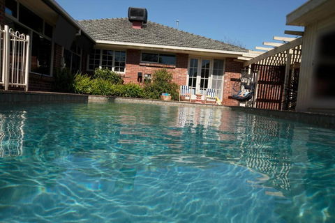 Hampton Spacious House & Pool - Mackay Tourism 0