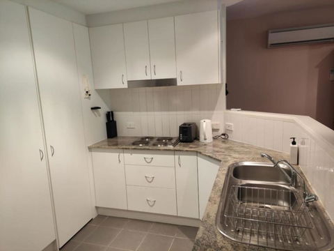 Ground Level 2BR 2BA Apartment W Courtyard - Mackay Tourism 3