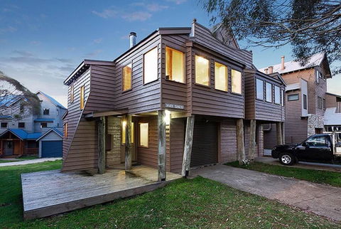 HAY SHED Chalet, Alpine-getaways - Mackay Tourism 0