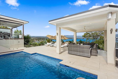 HEATed Pool, Lake & Beach, Luxury 5 B/R House - Mackay Tourism 0