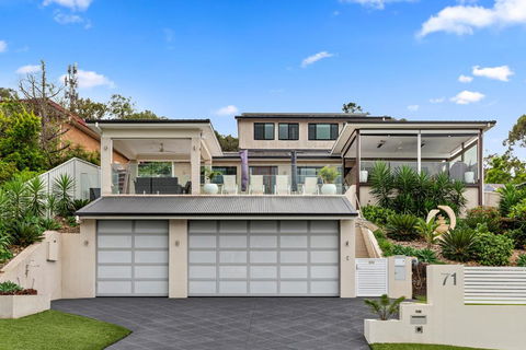 HEATed Pool, Lake & Beach, Luxury 5 B/R House - Mackay Tourism 3