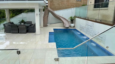 HEATed Pool, Lake & Beach, Luxury 5 B/R House - Mackay Tourism 2