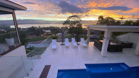HEATed Pool, Lake & Beach, Luxury 5 B/R House - Mackay Tourism 1