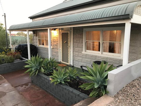 HILLSIDE HAVEN CHARMING C1920 COTTAGE Pet Friendly Sleeps 1 - 6 - Mackay Tourism 2