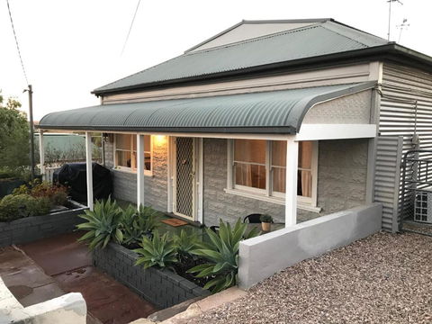 HILLSIDE HAVEN CHARMING C1920 COTTAGE Pet Friendly Sleeps 1 - 6 - Mackay Tourism 0