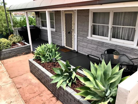 HILLSIDE HAVEN CHARMING C1920 COTTAGE Pet Friendly Sleeps 1 - 6 - Mackay Tourism 1