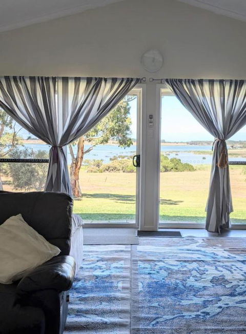Hilltop Riverview Retreat - Mackay Tourism 1