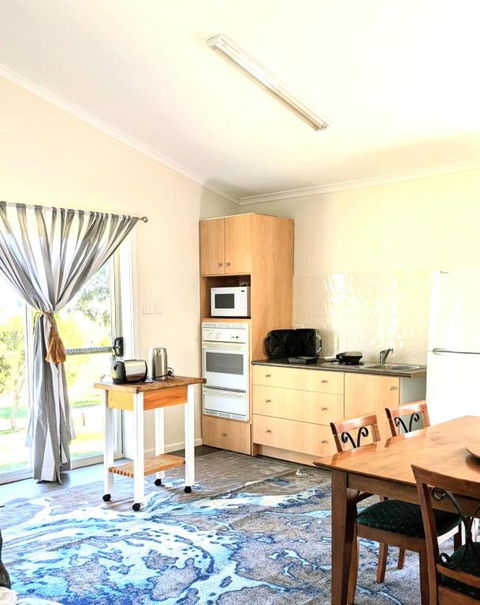Hilltop Riverview Retreat - Mackay Tourism 3