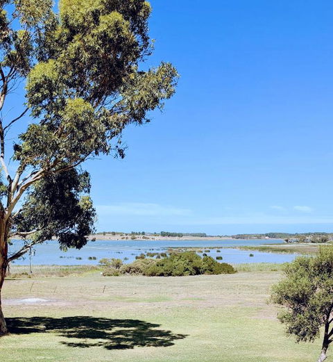 Hilltop Riverview Retreat - Mackay Tourism 0