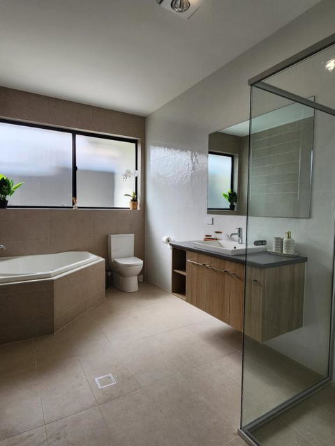 Holiday At The Beach, Spa Bath, King Bed With TV - Mackay Tourism 1