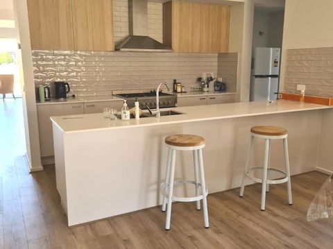 House Near The Lake Hosted By Rani - Mackay Tourism 0