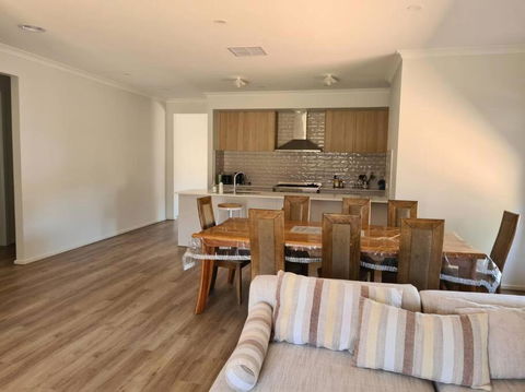 House Near The Lake Hosted By Rani - Mackay Tourism 1