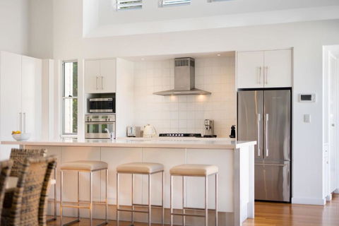 Iconic Noosa Beach House In McAnally Drive Sunshine Beach - Mackay Tourism 3