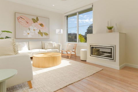Idyllic 4-Bed Home With Alfresco Area Near Beach - Mackay Tourism 1