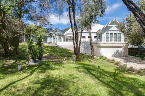 Idyllic Beach House Blairgowrie - 100m To Foreshore, 700m Walk To Village - Mackay Tourism 3