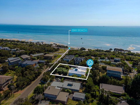 Idyllic Beach House Blairgowrie - 100m To Foreshore, 700m Walk To Village - Mackay Tourism 1