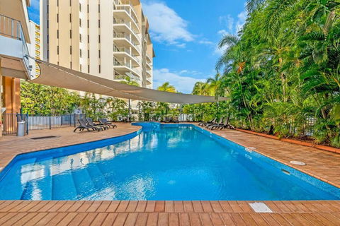 Idyllic Waterfront Pool Escape With Esplanade View - Mackay Tourism 1